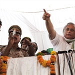 While Jairam Ramesh tells states to speed up land reform measures, PM Singh will meet leaders of Jan Satyagraha this wk