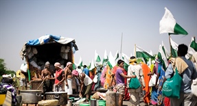 «Erst Obdach und dann sofort das Land» - Interview of Rajagopal by Dominik Gross in German