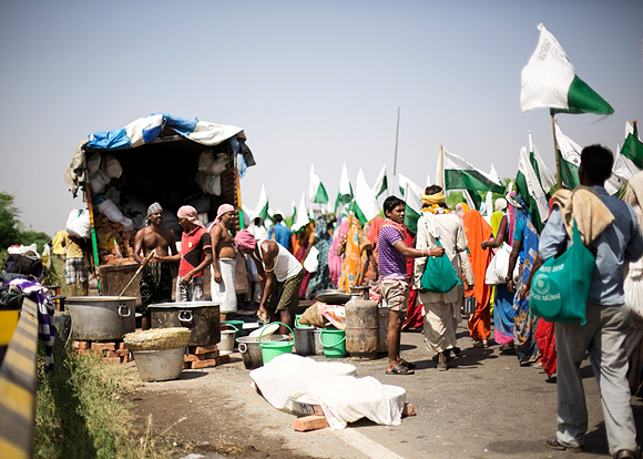 «Erst Obdach und dann sofort das Land» - Interview of Rajagopal by Dominik Gross in German