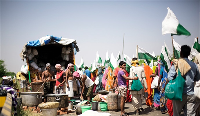 «Erst Obdach und dann sofort das Land» - Interview of Rajagopal by Dominik Gross in German